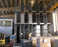 Scaffalature multipiano con camminamento in grigliato