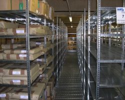 Dettaglio scaffalature zincate multipiano